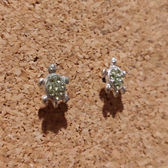 Green turtle gem earrings - Picture 3 of 3